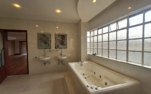 5 Bedroom House in Runda