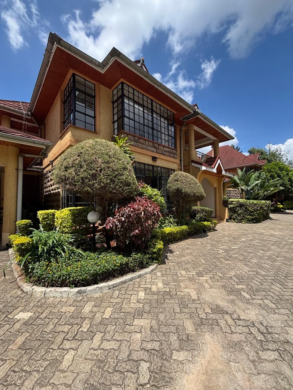 5 bed townhouse with ensuite